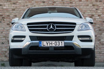 Két tanksapka egy Mercin