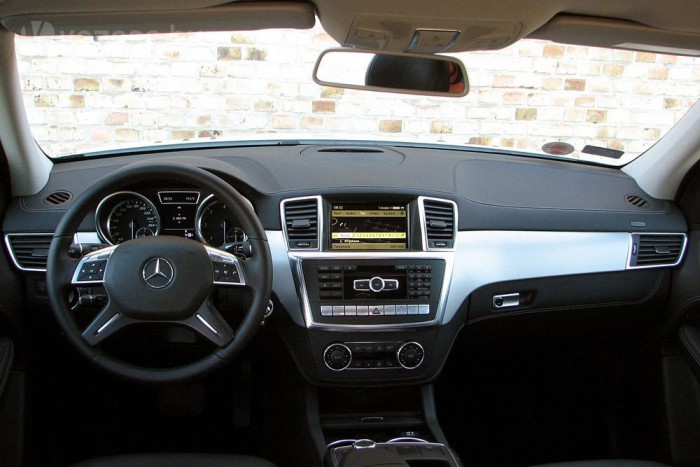 Két tanksapka egy Mercin 15 | Vezess Rettentő széles autóban rettentő széles műszerfal, tipikus Merci-holmikkal