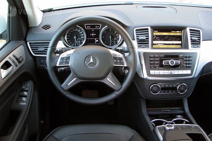 Két tanksapka egy Mercin 9 | Vezess Fekete bőrrel, fekete kárpittal, alubetétekkel meglehetősen érdektelen az ML belseje