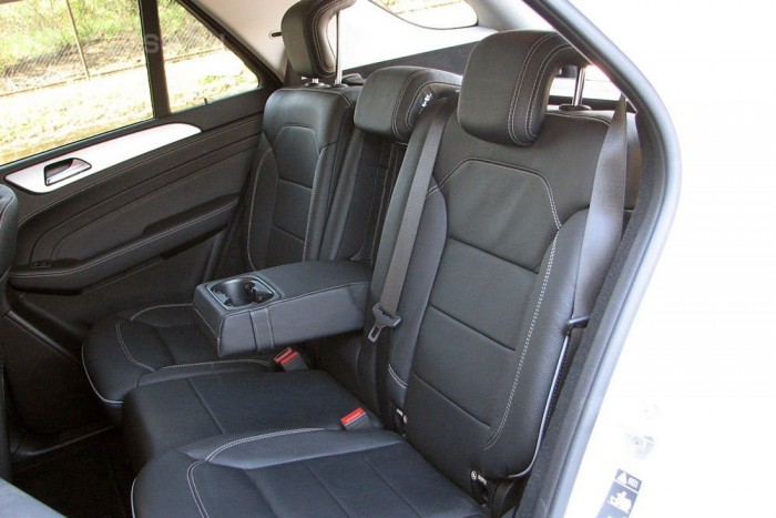 Két tanksapka egy Mercin 13 | Vezess Hátul minden blikkfang nélkül is kényelmes az ML: nem tologatható, nem motoros, csak széles és puha a kanapé