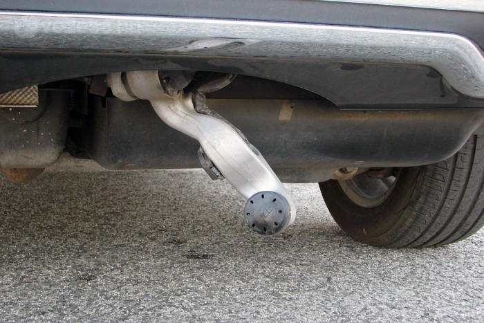 Két tanksapka egy Mercin 10 | Vezess Elektromosan lehajtható a vonóhorog: elegáns, Mercihez illő megoldás