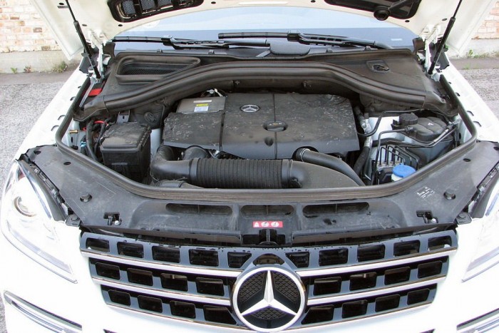 Két tanksapka egy Mercin 12 | Vezess Az irdatlan motortérben elvész a kis négyhengeres