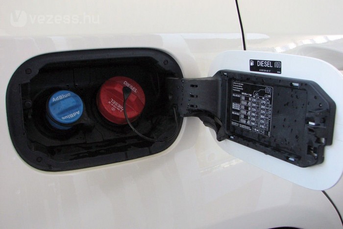 Két tanksapka egy Mercin 14 | Vezess Mint a még nagyobb Merciknél: adblue-töltőnyílás a dízel mellett