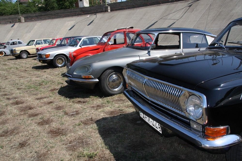 Volga M24 és Citroen DS parkol a "bukótérben"