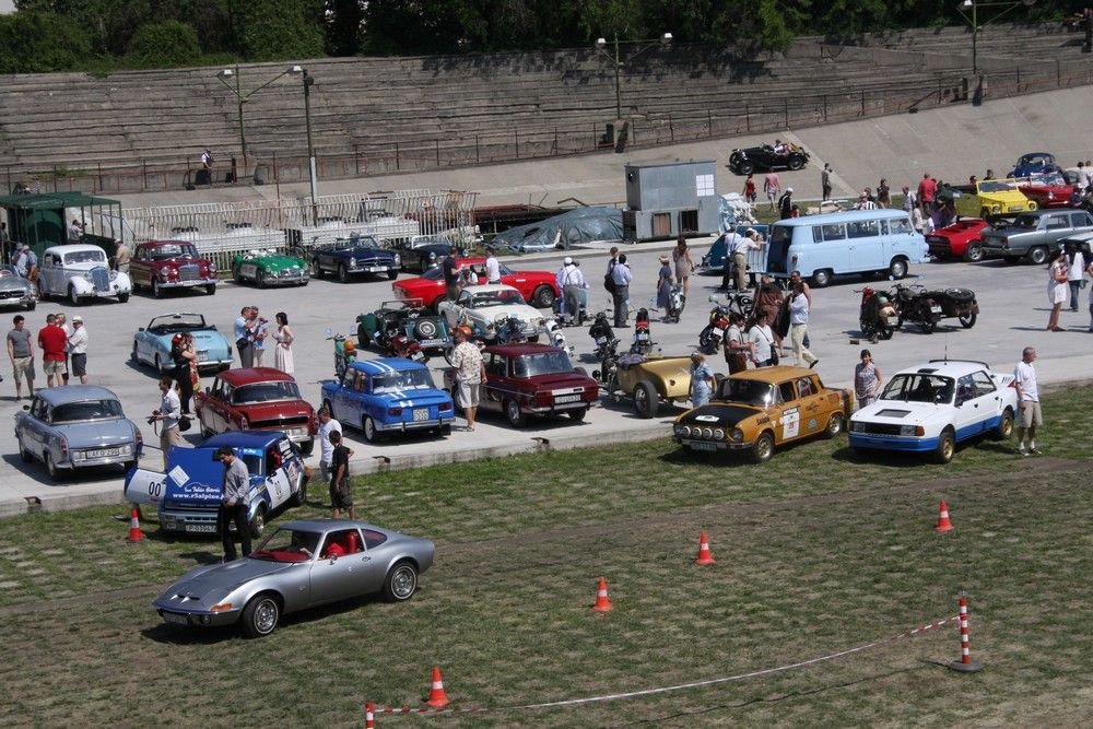 A pálya belsejében volt a parkoló. Előtérben egy Opel GT 1900 (1969)