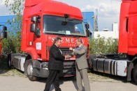 Philippe Gorjux, a Renault Trucks Central-East régiójának alelnöke átadja az új Renault Premium Route-ok jelképes kulcsát Szemerey Lóránd úrnak, a Szemerey Transport elnök-vezérigazgatójának.