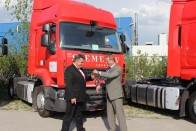 Philippe Gorjux, a Renault Trucks Central-East régiójának alelnöke átadja az új Renault Premium Route-ok jelképes kulcsát Szemerey Lóránd úrnak, a Szemerey Transport elnök-vezérigazgatójának.