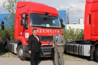 Philippe Gorjux, a Renault Trucks Central-East régiójának alelnöke átadja az új Renault Premium Route-ok jelképes kulcsát Szemerey Lóránd úrnak, a Szemerey Transport elnök-vezérigazgatójának.