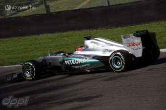 F1: Finoman fenyeget a Mercedes