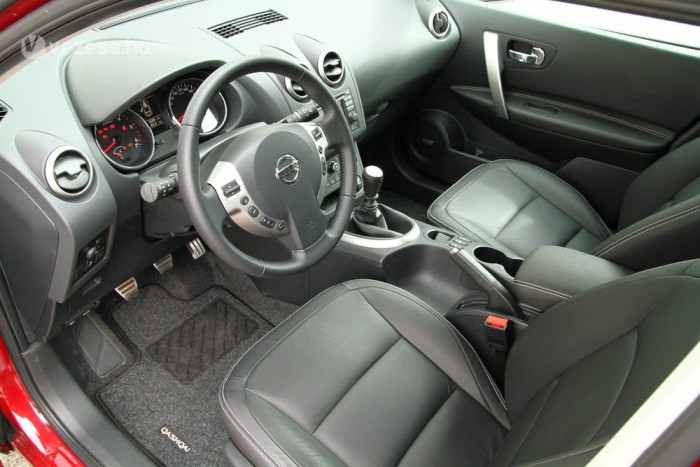 Túl magasak az ülések, a vezetőülésen még valamelyest lehet engedni, az anyósülés messze van a jótól