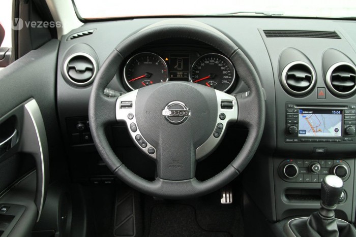 Multikormány és 5 colos érintőképernyő emeli ki a kompakt kategóriából a Qashqait