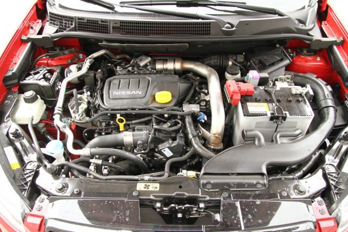 Igazi unikum, hogy nincs beborítva műanyaggal a motor és láthatóak a részletek