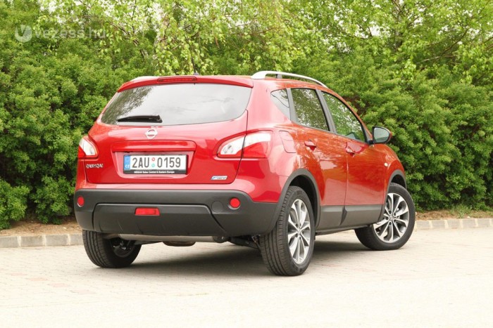 Hátrafelé elég szűk a kilátás a vezetőülésből, jól jön a tolatókamera