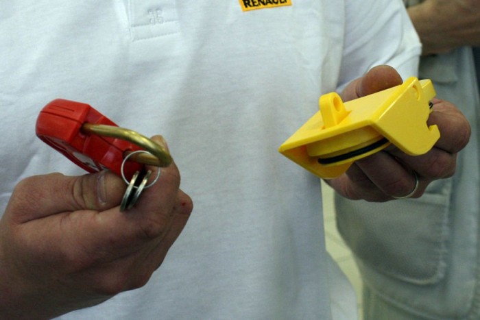 Villanyautó a magyar melósnak 8 | Vezess Ez a lakat védi a csatlakozót a szerviz alatt