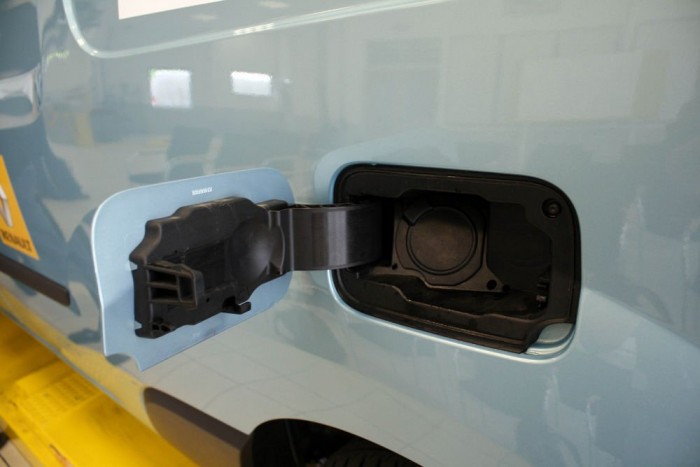 Villanyautó a magyar melósnak 7 | Vezess Fűtőolajat ide! A rendelhető téli fűtés töltőnyílása a hagyományos helyen