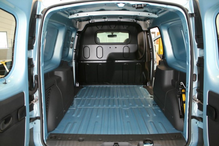 Villanyautó a magyar melósnak 9 | Vezess Ugyanaz a raktér mint a belső égésű motorral szerelt verzióknál, a terhelhetőség 650 kg