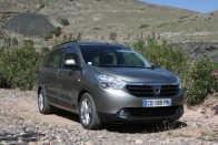 A Dacia első egyterűjét bizonyos piacokon Renault-logóval árulják majd