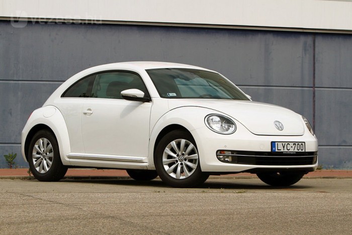 Farmotoros elődeihez hasonlóan a Beetle alapváltozata is mindössze 1200 köbcentis. Mégis sportosabbá vált, miközben nőtt a használati értéke és ötmillió forint alatt maradt az ára. Valós kompaktautó-alternatíva lett a csodabogár?