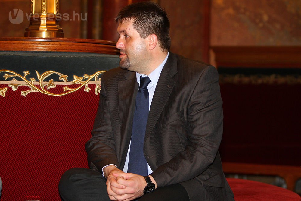 Bíró Márk, 37 éves FIDESZ-képviselő. Pásztóról jár dolgozni Budapestre (Passat kombival), és nagyon nyomasztja a magyar közúti közlekedés helyzete