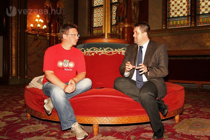 A szerző és a képviselő az Ország Házában