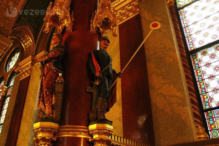 Témába vágó faragvány az ülésterem előterében