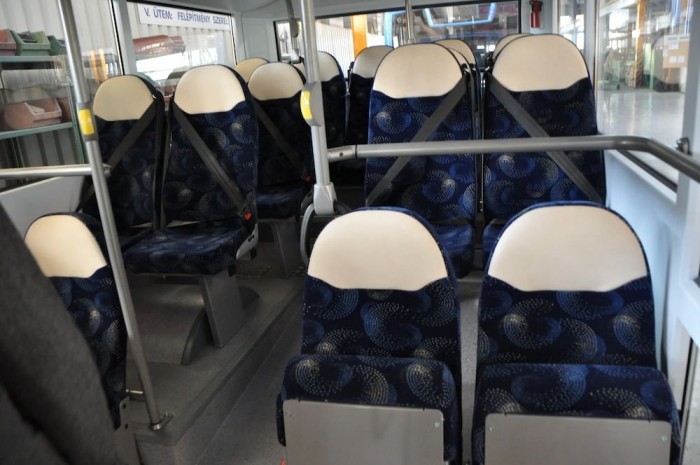 A norvég kivitel utasterének keskenyebb, biztonsági övekkel ellátott ülései