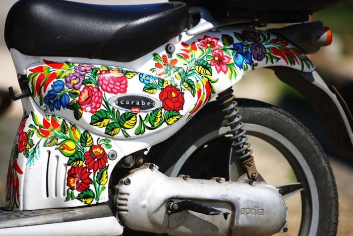 Robogó magyar népviseletben 6