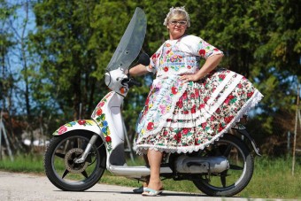 Robogó magyar népviseletben