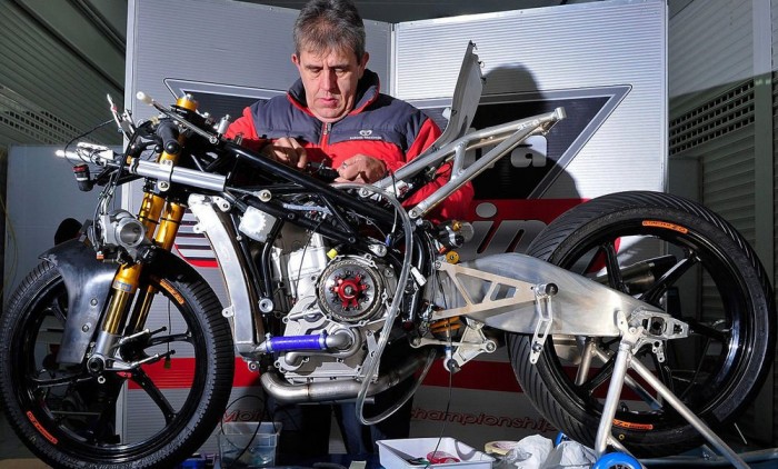 A hűtőfolyadék mellett, az olajszintet és az akkumulátorokat is érdemes ellenzrízni 