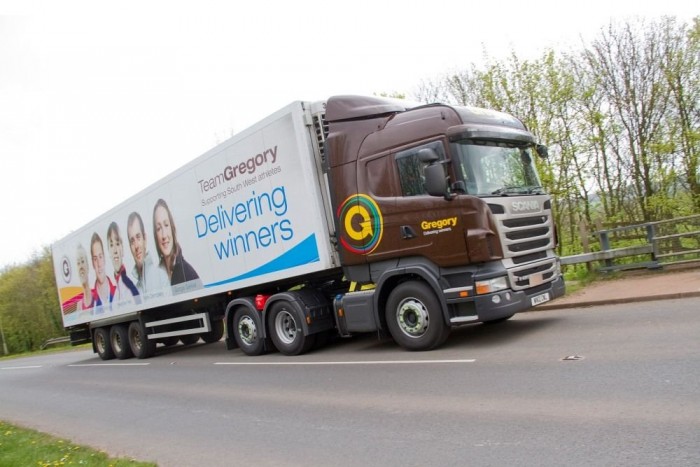 300 takarékos Scania Angliának