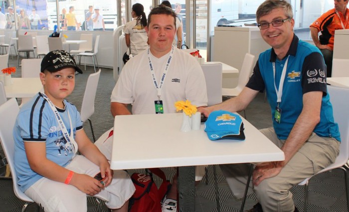 Kaszás Zoltán, a Chevrolet PR-menedzsere segített megszervezni a találkozót a csapattal. Nagy élményt szereztek a kisfiúnak