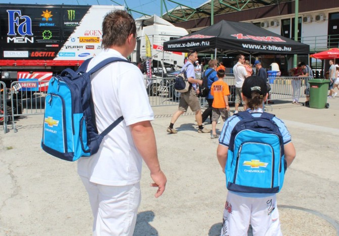 A WTCC csapat nem engedte el a családot ajándékok nélkül