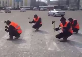 Baltával verik fel a zebrát az oroszok