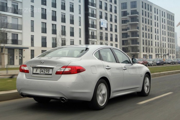 A drága benzin ellenszerei 11 | Vezess A 16,7 millió forintól kapható Infiniti M35h akár 100-ig felgyorsítható benzines hajtás nélkül. Mégse bánjuk, ha beindul a V6, mert hangja és ereje is emlékezetes