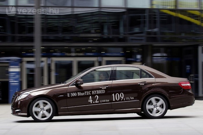 A drága benzin ellenszerei 7 | Vezess 4,2 l/100 a hazai árlistán még nem szereplő E 300 BlueTEC HYBRID gyári fogyasztási adata