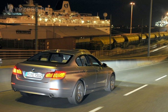 A drága benzin ellenszerei 10 | Vezess Maximum 60-nal 3-4 kilométert tud megtenni villanymotorjával az 5 ActiveHybrid, amikor két motorja nem hibridként dolgozik együtt. Alapára 19 982 000 Ft