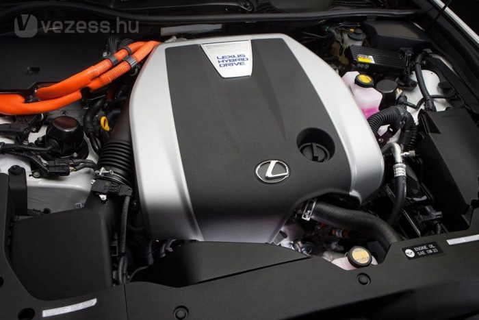 A drága benzin ellenszerei 14 | Vezess Maradt 340 lóerő a kétféle motor összteljesítménye. Nem erősebb, hanem takarékosabb lett a hajtáslánc