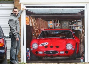 A garázsajtóra kente a Ferrarit