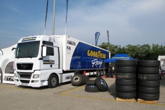 Versenykamionok abroncsszállítója