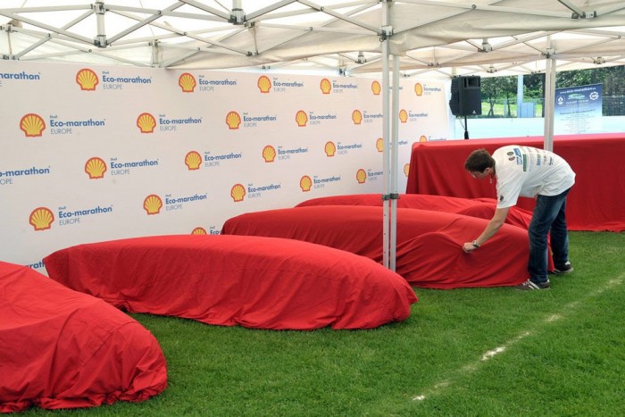 50 kilós lányok 50 centi magas versenyautókban 7 | Vezess Leleplezés előtt a versenyautók. Igen, a leghátsó doboz is az