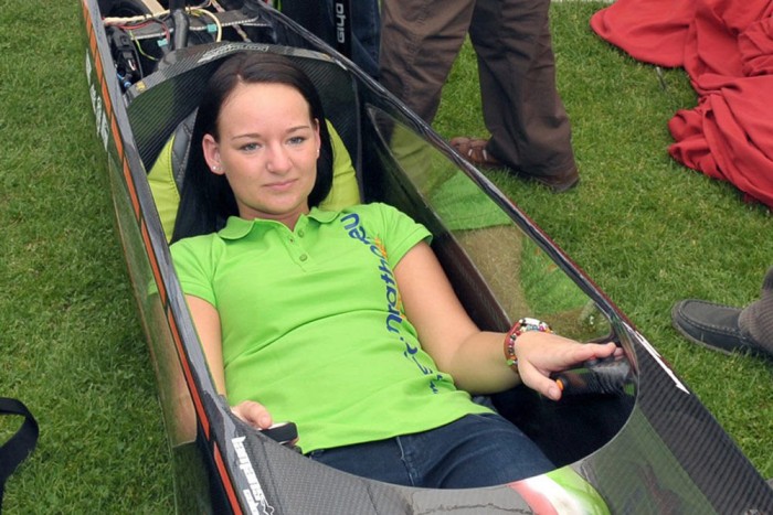 50 kilós lányok 50 centi magas versenyautókban 8 | Vezess A pilóta és a 2012-es karbon ruhája