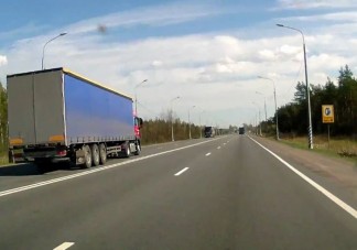 Oszlopot döntött az alvó kamionsofőr