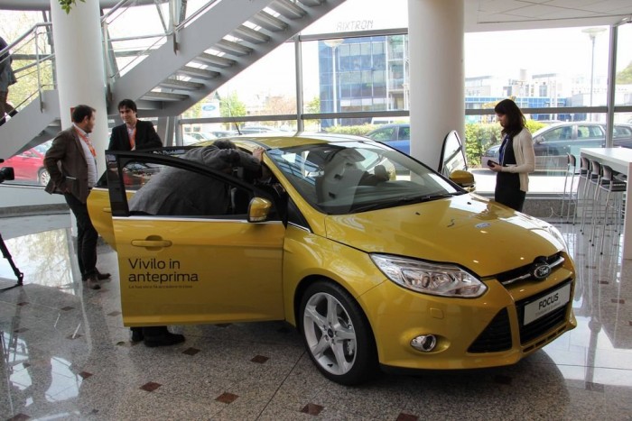 A lehetőségek meggyőzően hatottak, okostelefonnal felvértezve hangvezérelt robot titkárnőt kapunk, aki SMS-t olvas fel, navigál, kezeli a rádiót, így ezek a tevékenységek nem vonják el figyelmünket a vezetésről. 