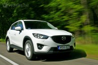 Ha egy cég olyan későn lép piacra egy termékkel, mint a Mazda a CX-5 esetében, az a minimum, hogy jobb, de legalább vonzóbb legyen a kategóriában megszokottnál. A Mazdánál sok múlik a CX-5-ön, amellyel végre sikerült belépni a kompakt SUV-k közé.