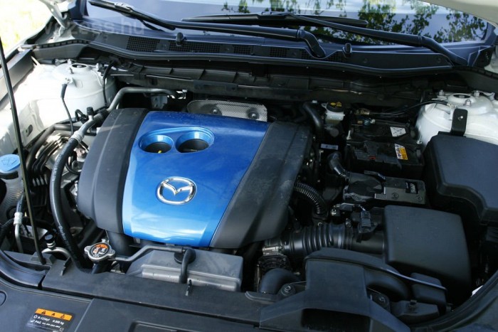 Van ilyen: a keveset fogyasztó benzines SUV 5 Négykerék-hajtással 165 helyett 160 lóerős a benzines motor, maximális nyomatéka 210 helyett 208 Nm. A csúcsérték korlátozásával egyenletesebb a teljesítmény-leadás