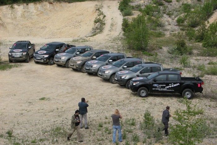 Csoportkép egy felhagyott bányában; életszerű környezet ez a platós munkagépeknek