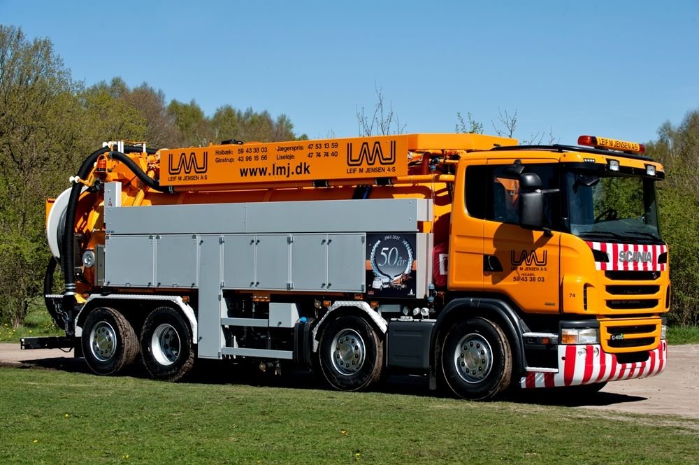 Középmagas fülke, hosszú alváz, bonyolult kerékképlet, szennyvízszivattyú. Mindezek a Scania új Euro 6-os szennyvíztisztítójának tartozékai, mellyel új szegmensbe lépett a svéd rendszer.