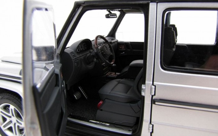 Üde színfolt a piros poroltó a nagy, fekete térben