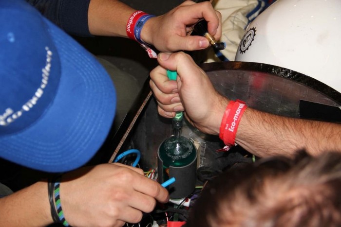 Hiányzik a whisky a magyar versenyzőknek 6 | Vezess Itt éppen a milliméterre kimért üzemanyagot töltik az óbudaiak