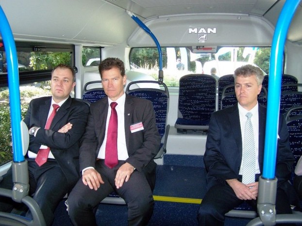 Középen Robert Staimer, aki szerint a CNG buszok biztonságosak